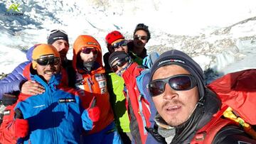 Alex Txikon posa con su equipo tras equipar el glaciar del Khumbu antes de ascender al Everest.