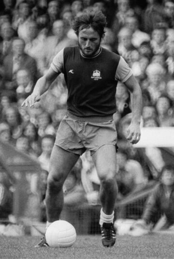 "Lampard padre" inicio su carrera en el equipo juvenil de West Ham. Debut¨® con el primer equipo en 1967. Gan¨® dos FA Cup con el West Ham y el campeonato de la antigua segunda divisi¨®n de Inglaterra de 1981. Es el segundo jugador con m¨¢s partidos disputados del club azul y grana con 674 encuentros, consolid¨¢ndose como uno de los jugadores m¨¢s c¨¦lebres del club.