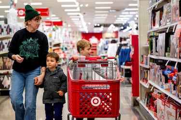 Clientes dan la espalda a Target tras polémico giro en políticas de inclusión
