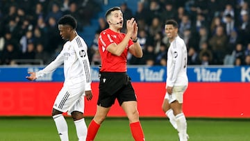 14/12/25 PARTIDO PRIMERA DIVISION
ALAVES - REAL MADRID
VINICIUS JR VICTOR GARCIA VERDURA ARBITRO JUDE BELLINGHAM