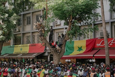 La selección de Senegal celebra con su afición el triunfo en la Copa África por las calles de Dakar.