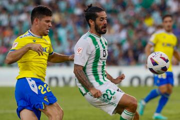 Isco ante el central del Cádiz Meré
