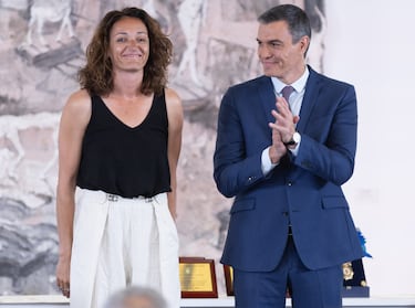 La baloncestista española Laia Palau, y El presidente del Gobierno, Pedro Sánchez, durante el acto de entrega de la Gran Cruz de la Real Orden del Mérito Deportivo a la exjugadora. 