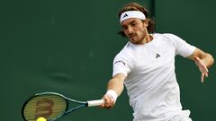 Wimbledon (United Kingdom), 04/07/2024.- Stefanos Tsitsipas of Greece in action against Emil Ruusuvuori of Finland (unseen) during their Men's 2nd round match at the Wimbledon Championships, Wimbledon, Britain, 04 July 2024. (Tenis, Finlandia, Grecia, Reino Unido) EFE/EPA/TOLGA AKMEN EDITORIAL USE ONLY
