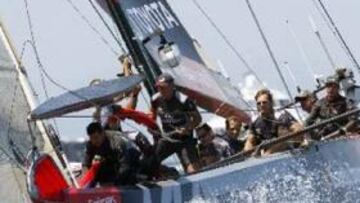 <b>VICTORIA CÓMODA.</b> Los neozelandeses parecen no encontrar oposición en el Luna Rossa