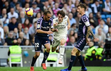 Real Madrid's Spanish defender Alvaro Odriozola (C) vies with Real Valladolid's Spanish defender Nacho (L) and Real Valladolid's Spanish defender Fernando Calero during the Spanish league football match between Real Madrid CF and Real Valladolid FC