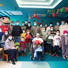 Los jugadores de Osasuna visitan a los niños hospitalizados