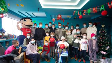 Jugadores de Osasuna junto a los niños ingresados.