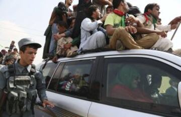 Los afganos celebran en Kabul junto a los jugadores de la selección la Copa de la Federación Sudasiática de Fútbol tras ganar a la India. En la imagen un coche con algunos jugadores dentro.