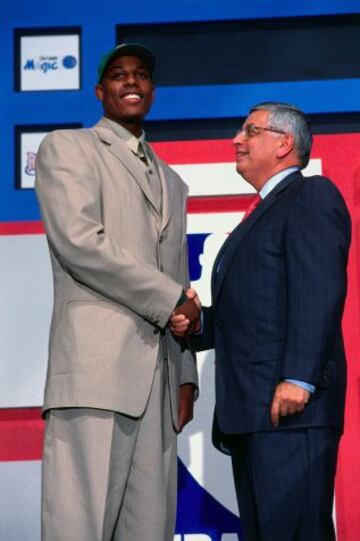 Paul Pierce saluda a Stern una vez elegido en el draft'98.