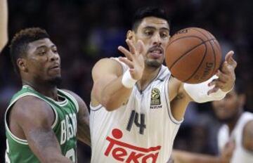 Gustavo Ayón y Marcus Smart.