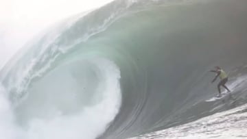 Neil Aboufiras surfeando una ola gigante en Marruecos.