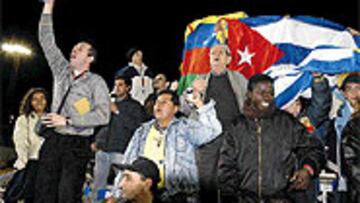 <B>COLORIDO</B>. Las banderas de los integrantes de la peñas adornan el fondo de Santo Domingo.