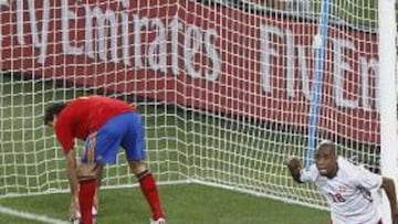 <b>TROPIEZO.</b> España inicia con una derrota su participación en el Mundial 2010.