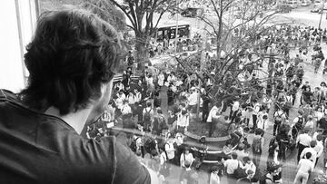 Alonso observando la multitud de aficionados que se hab&iacute;a acercado a su evento en Tokio.