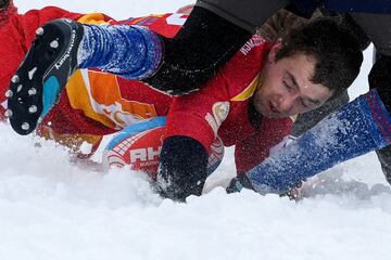 Jugadores de rugby aficionados participan en un torneo de rugby sobre la nieve en el suburbio de Zelenograd de Moscú. El evento deportivo anual reúne a 28 equipos masculinos y 12 femeninos.