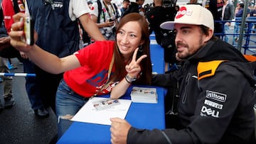 Fernando Alonso (McLaren) durante la sesi&oacute;n de firma de aut&oacute;grafos de los pilotos en el circuito de Suzuka.