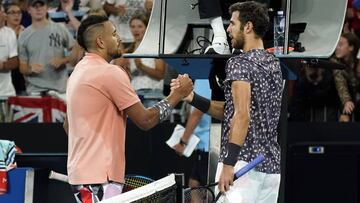 Nick Kyrgios y Karen Khachanov se saludan tras su partido en el Open de Australia 2020.