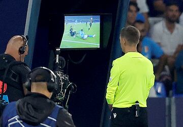 El árbitro, Clement Turpin, tras revisar la acción en el VAR señala penalti. En la jugada Victor Osimhen dispara y golpea el balón en los brazos de Nacho Fernández.