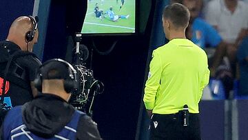 El árbitro, Clement Turpin, tras revisar la acción en el VAR señala penalti. En la jugada Victor Osimhen dispara y golpea el balón en los brazos de Nacho Fernández.