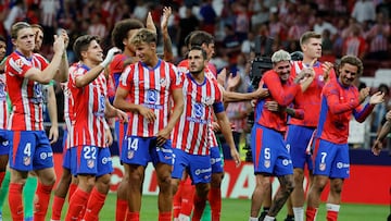 Los jugadores del Atlético de Madrid celebran la victoria con la afición tras el partido de la quinta jornada de LaLiga EA Sports entre el Atlético de Madrid y el Valencia CF, este domingo en el Cívitas Metropolitano de la capital española.