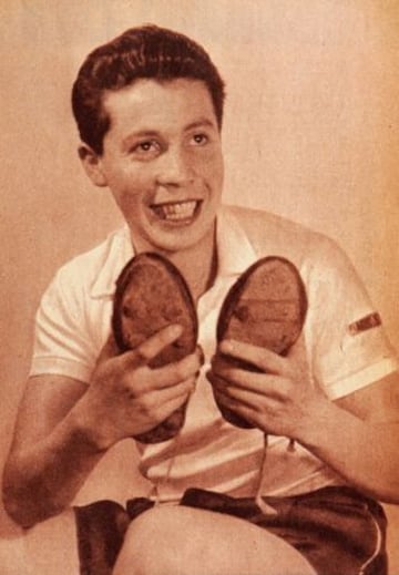 Juan Soto y una foto histórica del día de su debut. Fue el 28-07-1957 y anotó tres goles en la victoria de Colo Colo 3-0 sobre Green Cross. Tenía 20 años y 92 días.