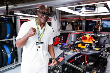 El exboxeador Evander Holyfield en el box de Oracle Red Bull Racing antes del Gran Premio de F1 de Miami.
