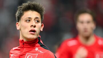 Arda Güler, durante un calentamiento con Turquía.