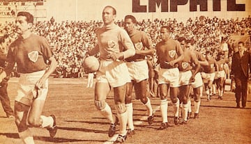 Además del Chile 3-Suiza 1, ese 30 de mayo se jugaron los partidos Uruguay 2-Colombia 1 en Arica, Argentina 1-Bulgaria 0 en Rancagua y Brasil 2-México 0 en Viña del Mar. En la foto, Colombia sale a la cancha del Carlos Dittborn.