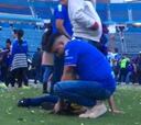 Aficionado de Cruz Azul arranca pedazo de césped del estadio