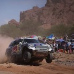 Al-Attiyah gana, Sainz aprieta y Loeb sufre un vuelco