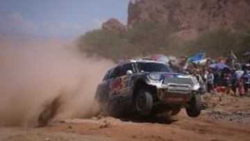 Al-Attiyah gana, Sainz aprieta y Loeb sufre un vuelco