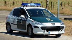 ¿Se puede adelantar a un coche de la Guardia Civil o Policía Nacional? Esto dice el Reglamento de la DGT