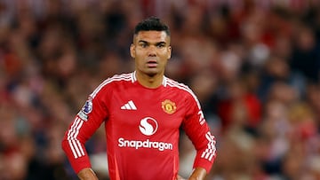 Soccer Football - Premier League - Manchester United v Fulham - Old Trafford, Manchester, Britain - August 16, 2024 Manchester United's Casemiro REUTERS/Molly Darlington EDITORIAL USE ONLY. NO USE WITH UNAUTHORIZED AUDIO, VIDEO, DATA, FIXTURE LISTS, CLUB/LEAGUE LOGOS OR 'LIVE' SERVICES. ONLINE IN-MATCH USE LIMITED TO 120 IMAGES, NO VIDEO EMULATION. NO USE IN BETTING, GAMES OR SINGLE CLUB/LEAGUE/PLAYER PUBLICATIONS. PLEASE CONTACT YOUR ACCOUNT REPRESENTATIVE FOR FURTHER DETAILS..