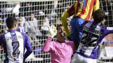 Cissokho rematando el bal&oacute;n del gol valencianista.