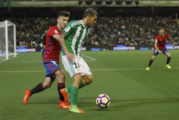 Dani Ceballos hugging the touchline against Osasuna