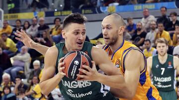 GRAF3221. LAS PALMAS DE GRAN CANARIA, 28/12/2018.- El jugador del Zalgiris Kaunas Edgaras Ulanovas (i) protege la pelota ante Kim Tillie, del Herbalife Gran Canaria, durante el partido de la Euroliga de baloncesto que ambos equipos disputan esta noche en el Gran Canaria Arena, en Las Palmas. EFE/Elvira Urquijo