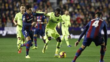 Dembélé se lleva el balón ante Toño en el Levante-Barcelona.