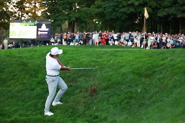 Si Woo Kim of South Korea and the International Team plays a shot onto the 16th green during Saturday Afternoon Foursomes on day three of the 2024 Presidents Cup 