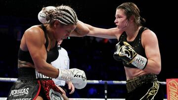 Katie Taylor golpea a Christina Linardatou  durante su combate.