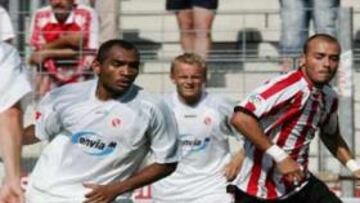 <B>CUATRO AÑOS MÁS. </B> El habilidoso extremo izquierdo seguirá haciendo incursiones por la banda de San Mamés hasta 2010.