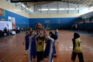 Las jugadoras de baloncesto afganas de la provincia de Herat (en amarillo) compiten con el equipo de Kabul, en un partido amistoso en el Estadio Olímpico Nacional de Kabul el 18 de septiembre de 2013.