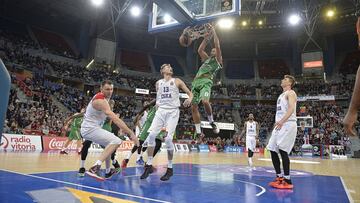 Adam Hanga machaca durante el Baskonia-CSKA Moscú de esta temporada.
