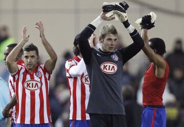 Los jugadores del Atl¨¦tico de Madrid Simao y De Gea celebran la victoria frente al Barcelona tras el pitido final.