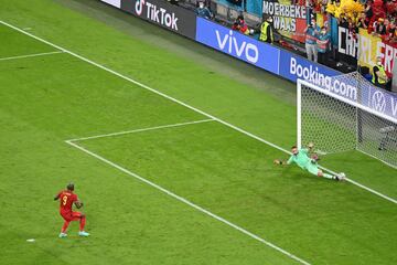 2-1. Romelu Lukaku marca de penalti el segundo gol.