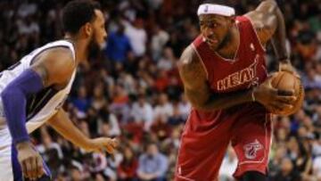 LeBron James (6) ante Derrick Williams (13). Los Miami Heat lograron su récord de puntuación en la presente temporada.