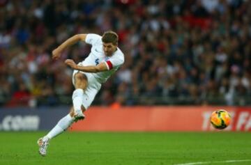 Steven Gerrard debutó con la selección inglesa el 31 de mayo de 2000 en un encuentro ante Ucrania. Disputó las Eurocopas de 2000, 2004 y 2012, y los Mundiales de 2006, 2010 y 2014. En el este último Mundial disputado en Brasil, anunció su retirada de la selección