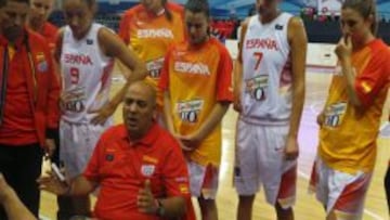 Lucas Mondelo da instrucciones a las jugadoras de la Selecci&oacute;n espa&ntilde;ola.