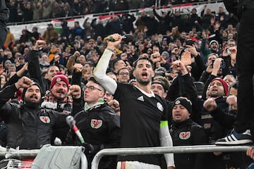 Dominik Szoboszlai lo celebró a lo grande en las gradas con los aficionados húngaros.