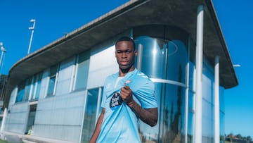 El atacante camerunés Germain Milla, jugador del Celta Fortuna, posa con la camiseta del equipo vigués en las instalaciones de Afouteza.